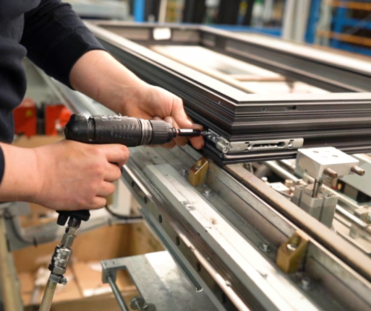 Quincaillerie pour fenêtres et portes